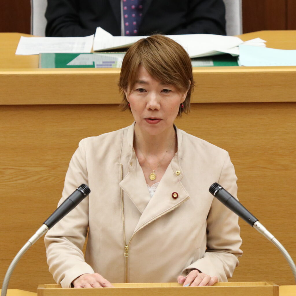 議場で発言する小堀祥子